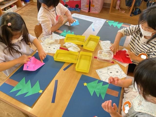 クリスマスの飾りを作っています♪
